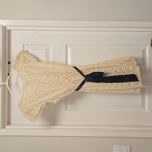 Lace dress with ribbon - Picture 2 of 4